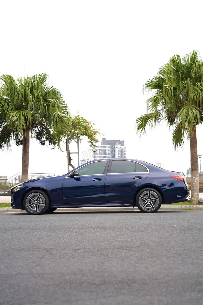 Mercedes-Benz C300 AMG 2022 Синий 20 000 км