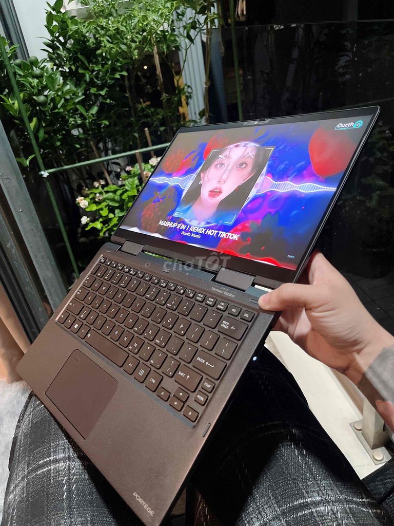 Em dư con laptop Dynabook X30W-K cần pass lại