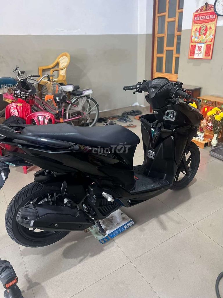 Cần bán xe vario 2023 odo 9500km màu đen bóng