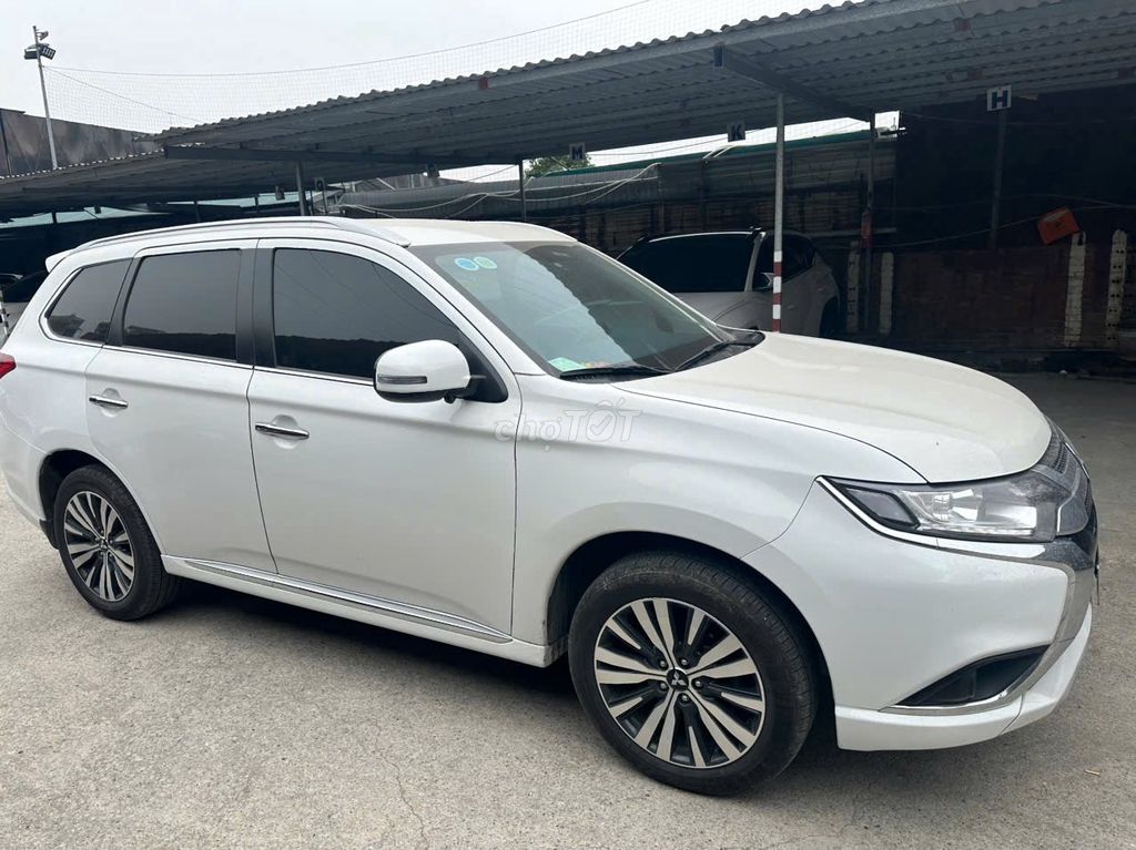 Мицубиси Аутлендер 2024 белый 15 000 км