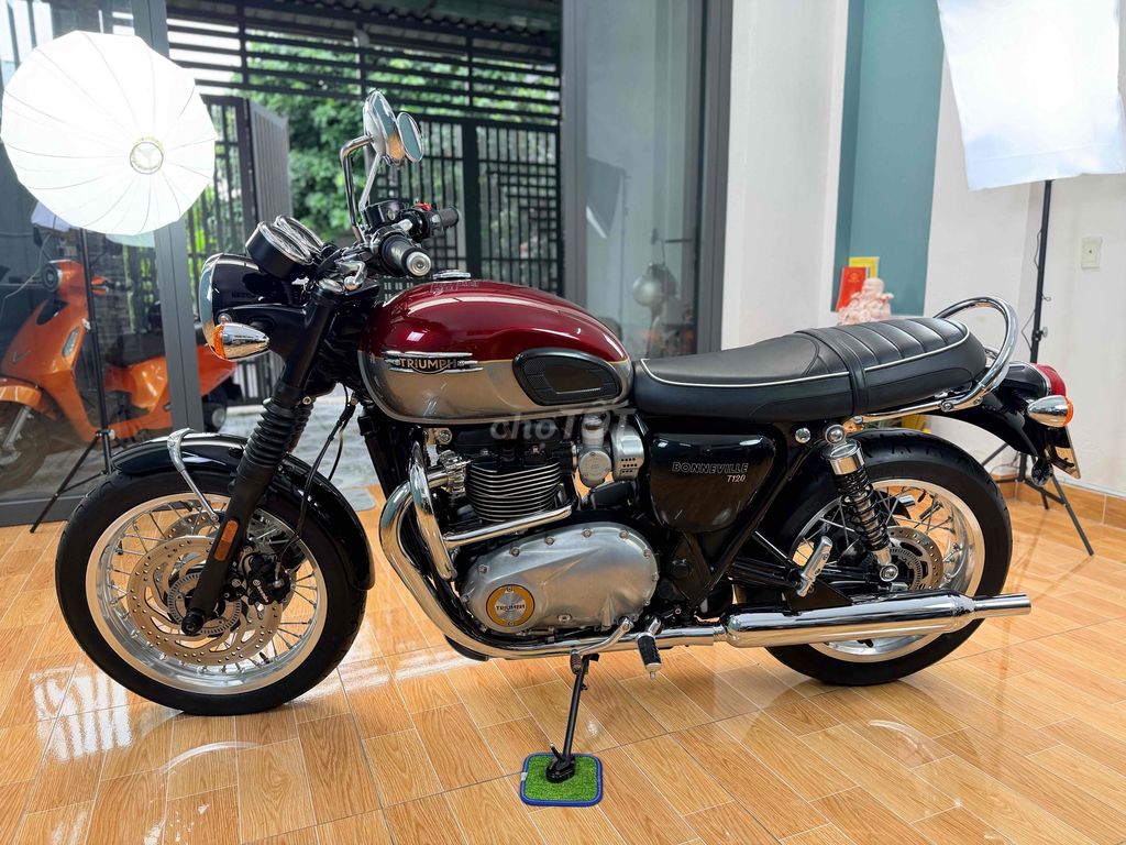 Triumph T120 ABS 2022 красный/серебристый, 4300 км