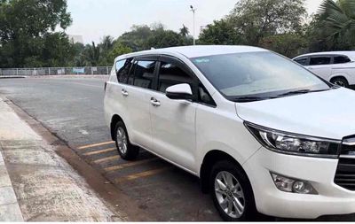 Toyota Innova Trắng 7 chỗ