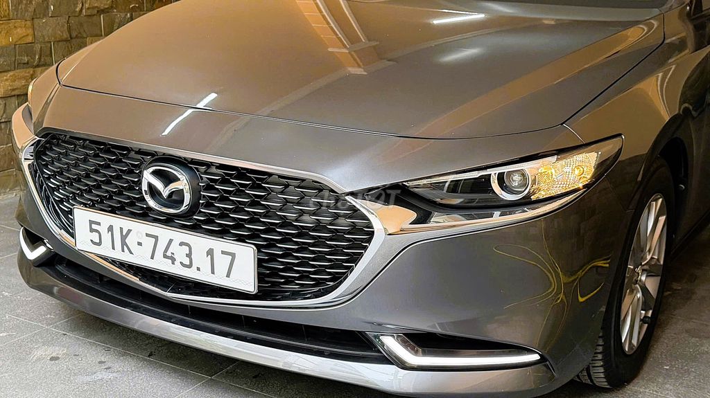 Mazda 3 Luxury конец 2023 г., цвет серый титан, в отличном состоянии
