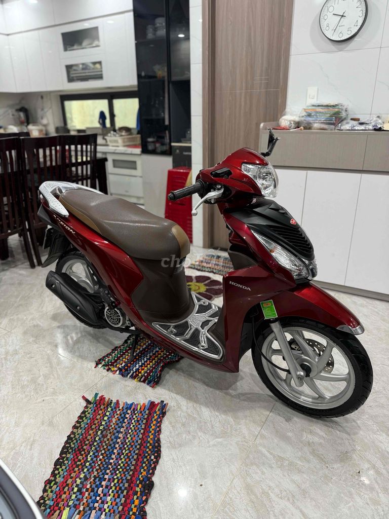 Honda Vision 2020 красного цвета