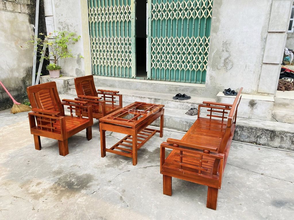 Bộ bàn ghế phòng khách Gỗ Nâu đỏ Rất mới. Mua bán Bàn ghế tại Thành phố Huế Thừa Thiên Huế được đăng bởi Nguyễn Long hình 1