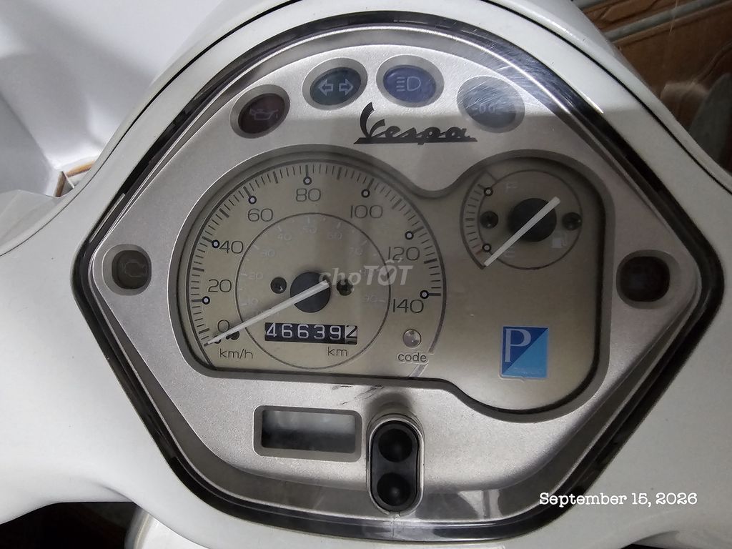 Vespa LX 125ie, белая, отличительная версия с яблоками