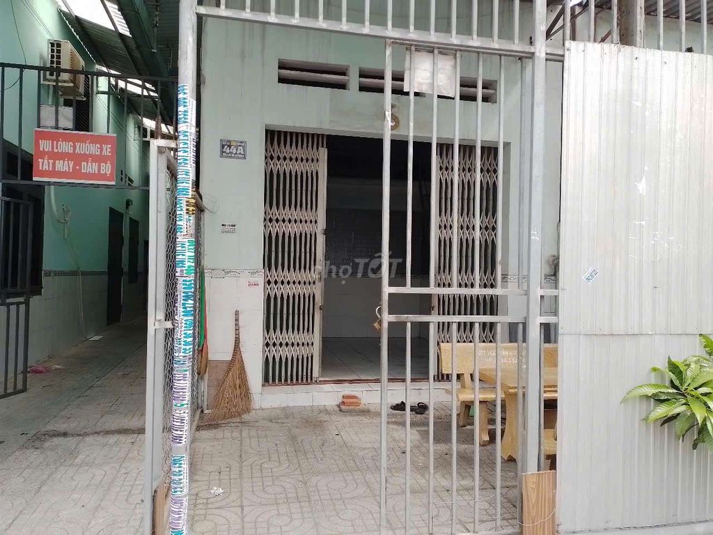Kiot trống, còn mới, cao, thoáng, rộng 32 m2