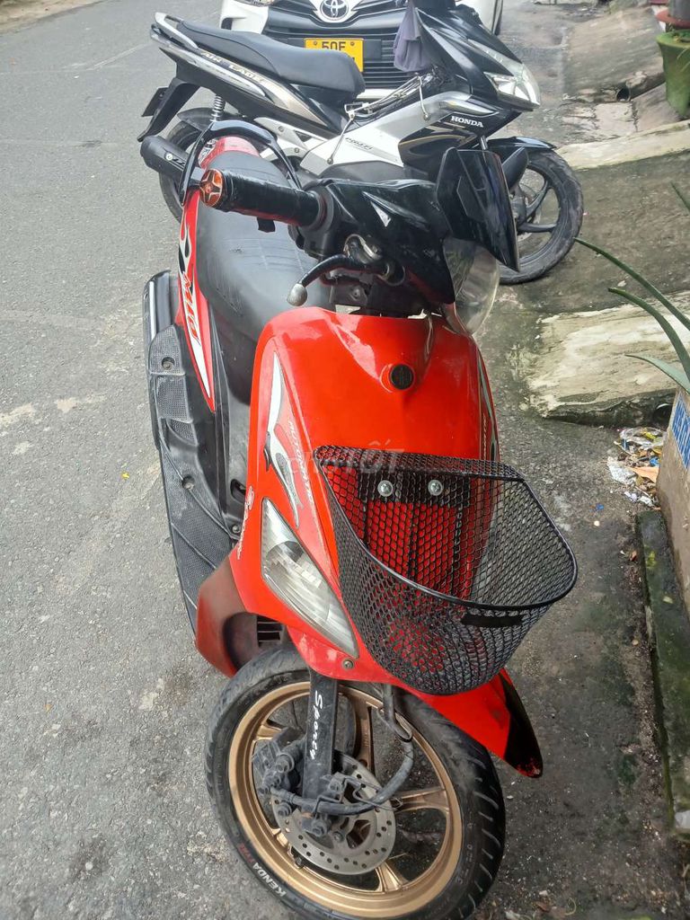 Красный скутер Yamaha Mio