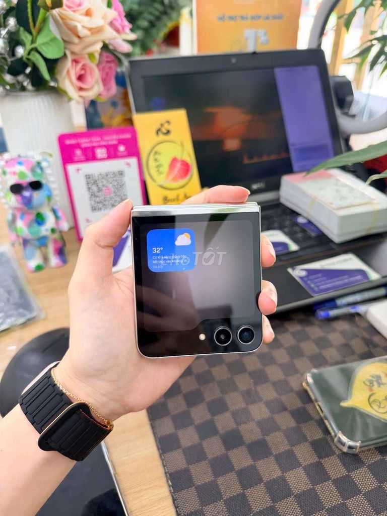 Samsung Galaxy Z Flip 5 256GB Trắng. Mua bán Điện thoại tại Quận Bình Thạnh Tp Hồ Chí Minh được đăng bởi Minh phương hình 1