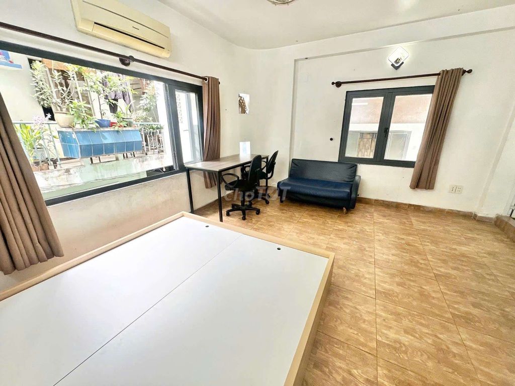 Studio có cửa sổ lớn, full nội thất