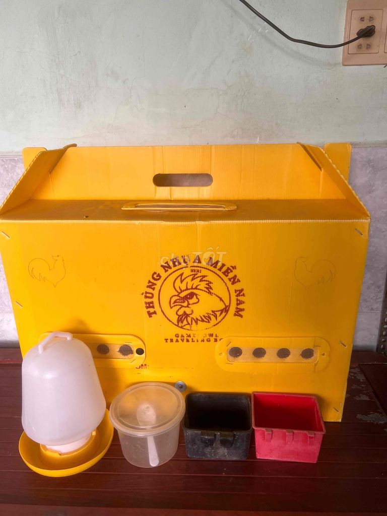 Thùng gà ngủ Nhựa Vàng có phụ kiện. Mua bán Phụ kiện, Thức ăn, Dịch vụ tại Thành phố Châu Đốc An Giang được đăng bởi Lê Bình Cầm Đồ 2 hình 1