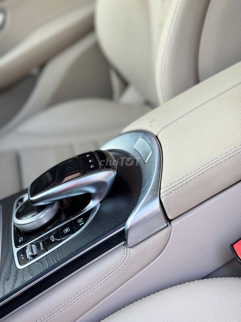 Mercedes GLC300 2018 model 2019 màu đỏ. Mua bán Ô tô tại Quận Thanh Xuân Hà Nội được đăng bởi Nguyễn Tuấn Hoàng hình 14