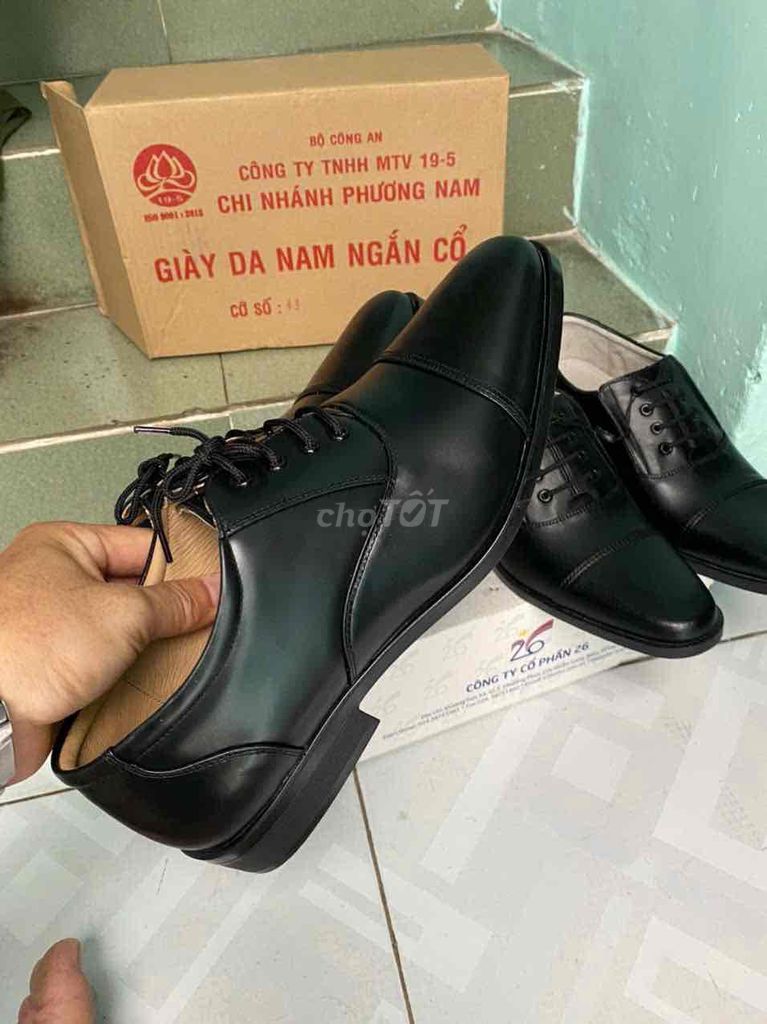 giày cấp phát sai 43