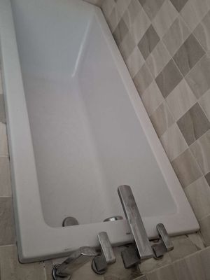 Bồn tắm sứ màu trắng. Mua bán Thiết bị vệ sinh, nhà tắm tại Quận Nam Từ Liêm Hà Nội được đăng bởi Trần Anh