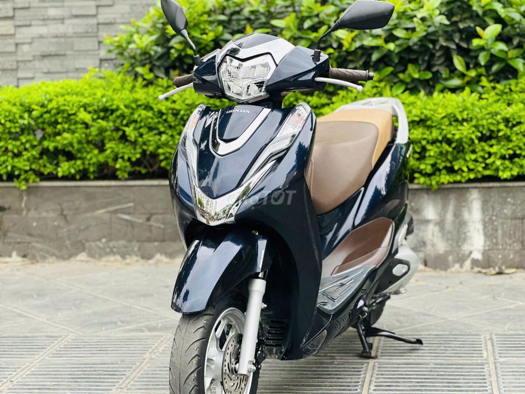 Владелец черной автомобильной фары Honda Lead Green