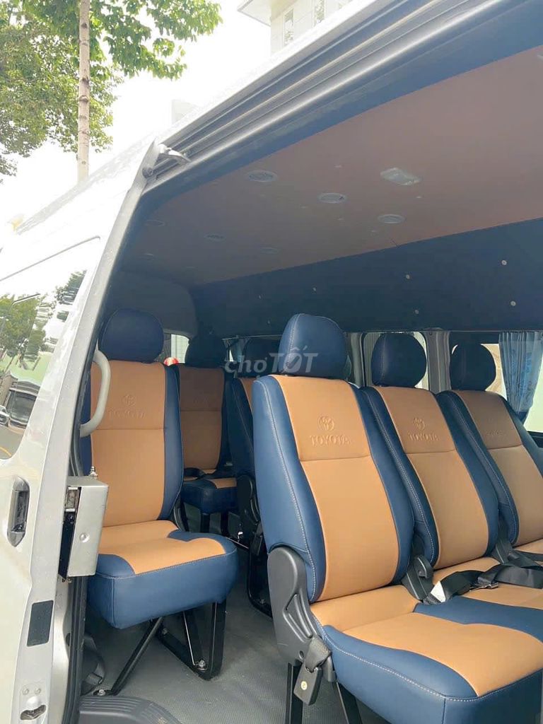 Toyota Hiace 16 chỗ 2017 xám bạc số sàn đẹp. Mua bán Ô tô tại Quận Gò Vấp Tp Hồ Chí Minh được đăng bởi Quang hình 7