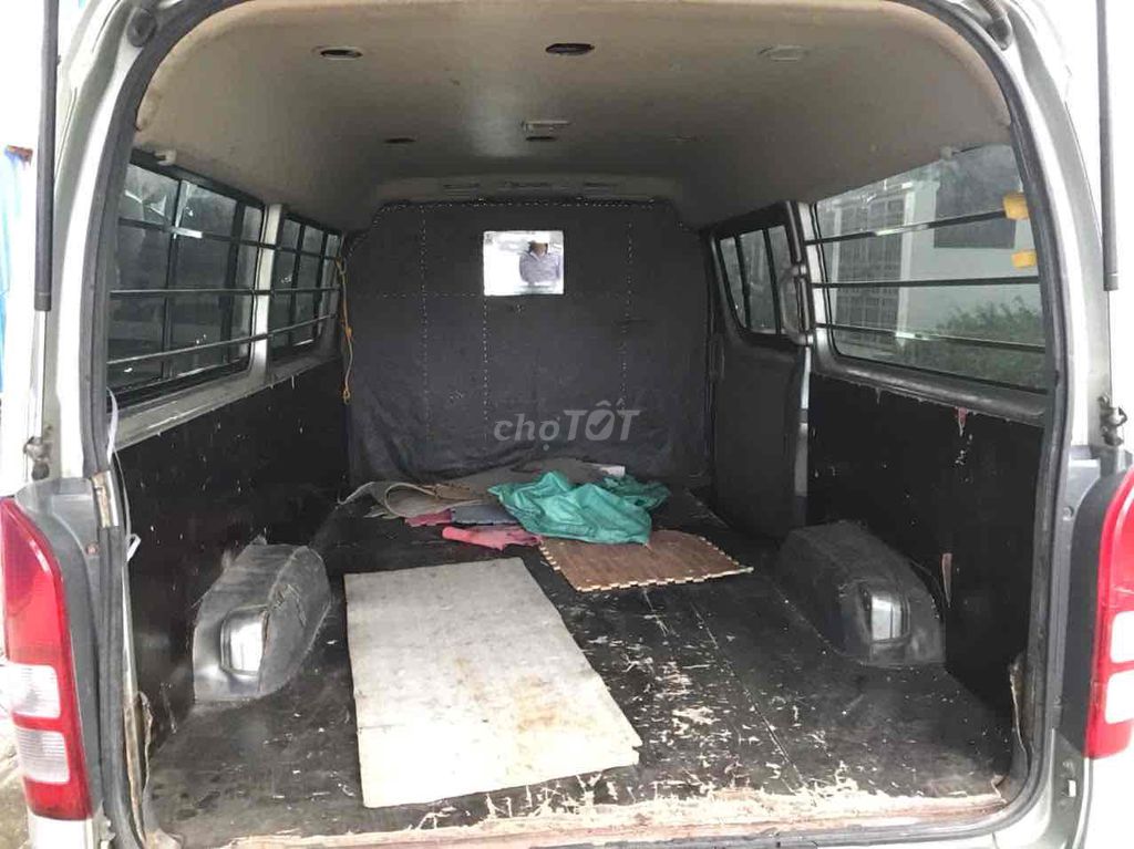 Toyota Hiace, серебристый, 3 места