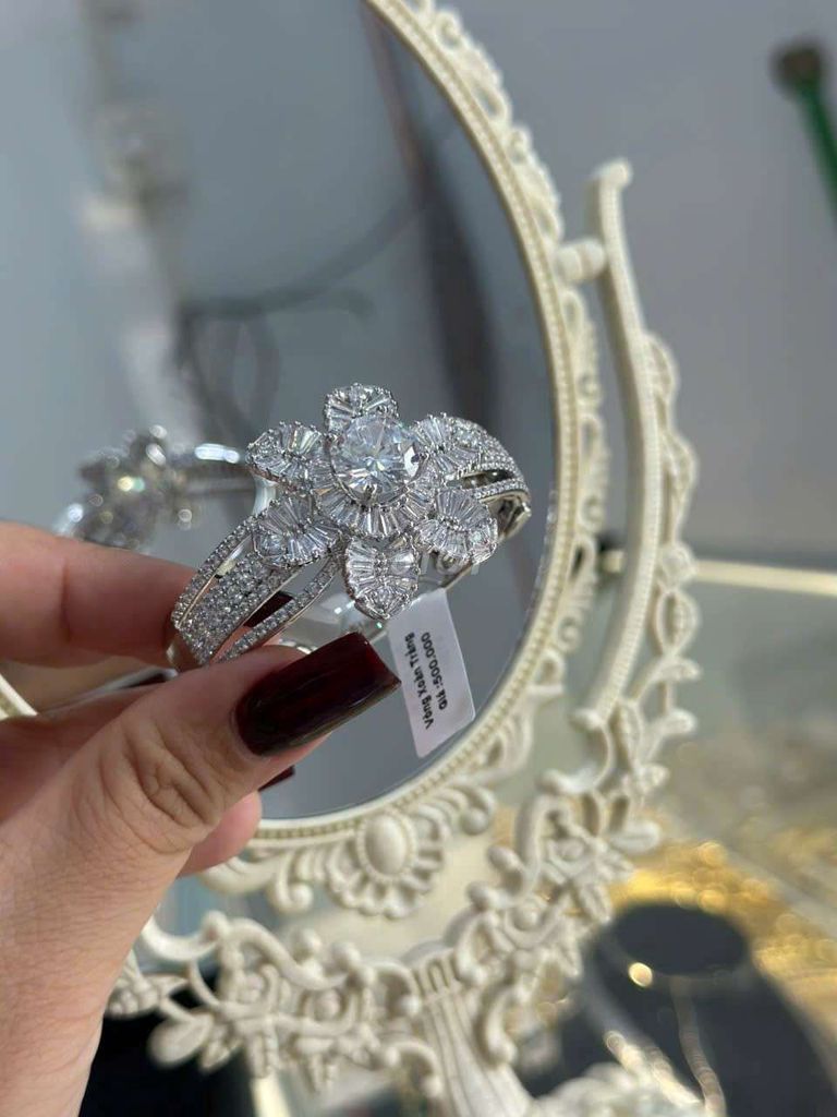 Vòng tay Nữ Trắng xi kim Bạc. Mua bán Phụ kiện thời trang khác tại Thành phố Hà Tiên Kiên Giang được đăng bởi PHỤ KIỆN TRANG SỨC HQ hình 1