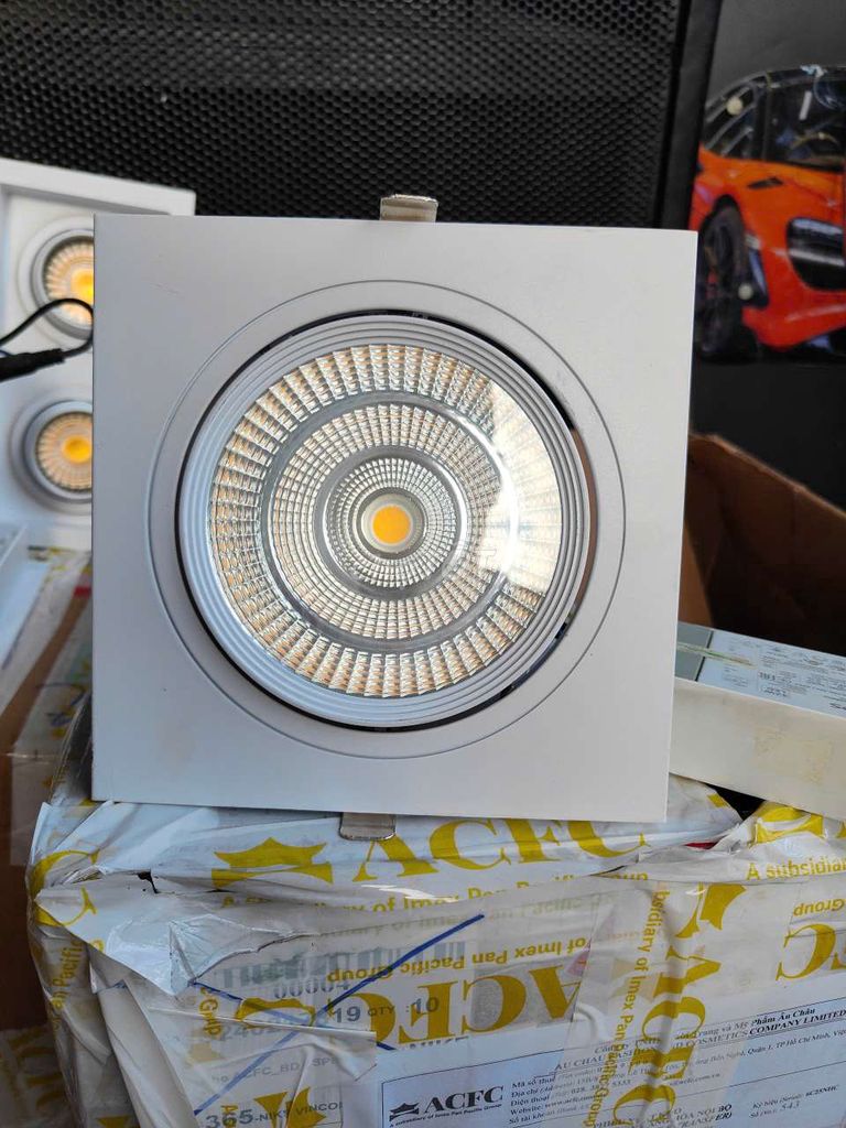 Đèn âm trần chiếu sáng