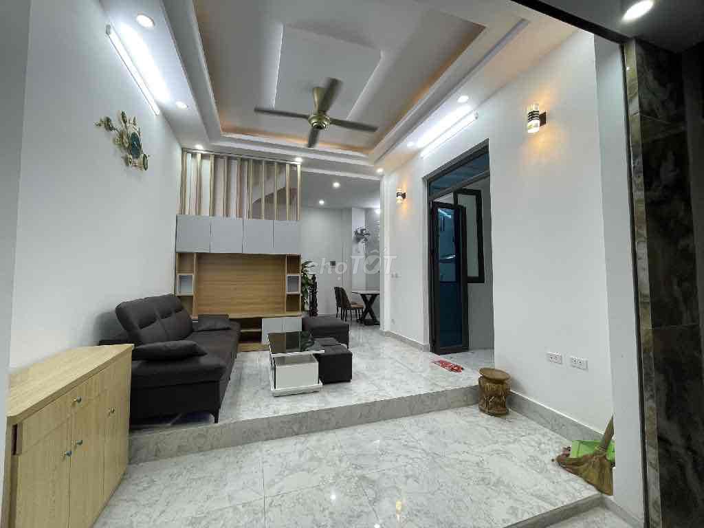 Bán nhà Đê La Thành nhỏ, 3 bước ra ngã 5 Ô Chợ Dừa. Dt 35/40m2, 5 tầng