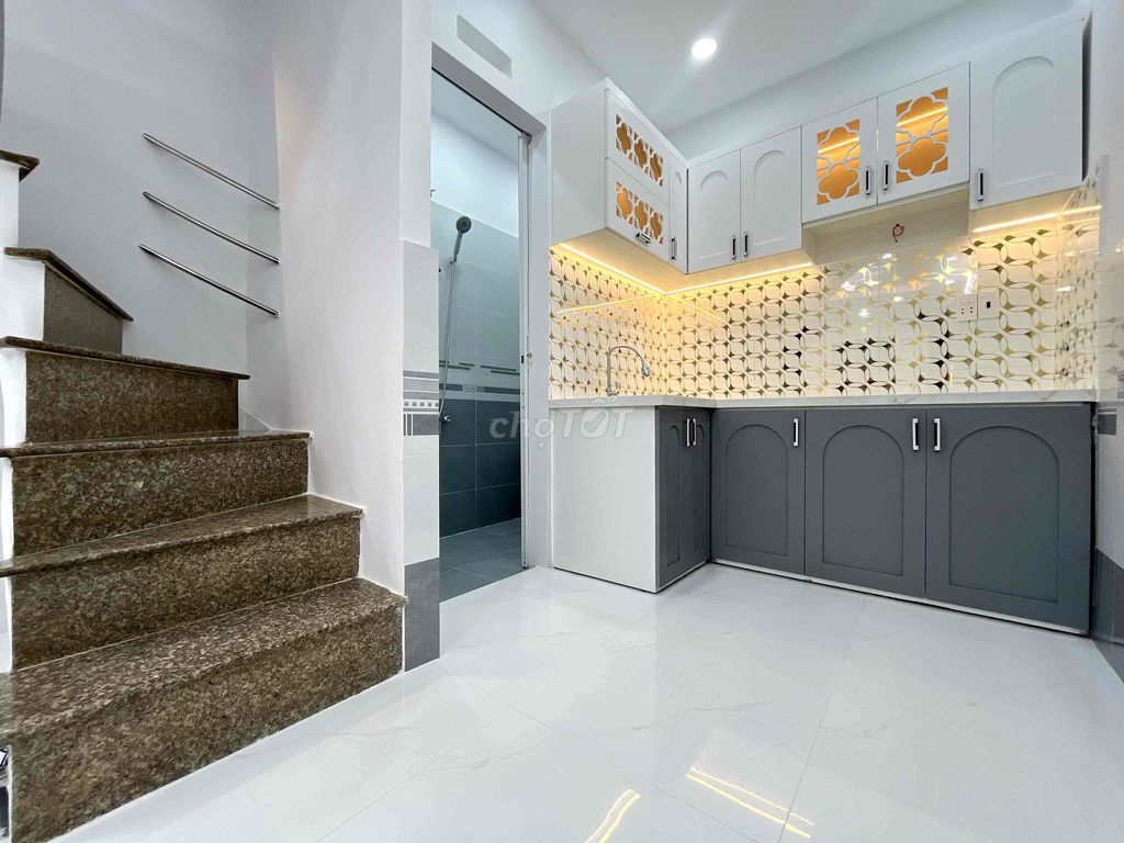 Продается здание, построенное по улице True Alley 1806, Huynh Tan Phat Dt: 3x9 м, 2 этажа, 2 спальни, 2 туалета.