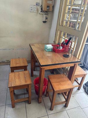 4 Bàn ăn có kính cường lực chắc chắn và 11 ghế gỗ. Mua bán Bàn ghế tại Quận Tân Bình Tp Hồ Chí Minh được đăng bởi Loan