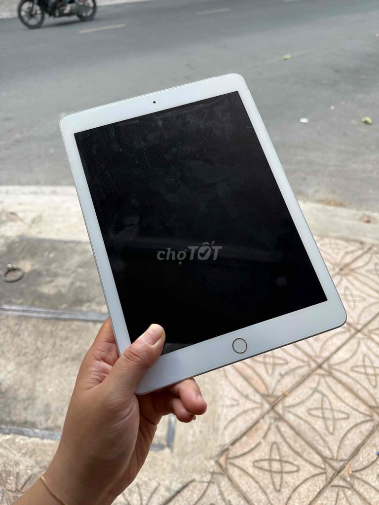 Apple iPad Gen 6 32GB WIFI + 4G Bạc. Mua bán Máy tính bảng tại Quận Ninh Kiều Cần Thơ được đăng bởi Thuỳ Dương hình 1