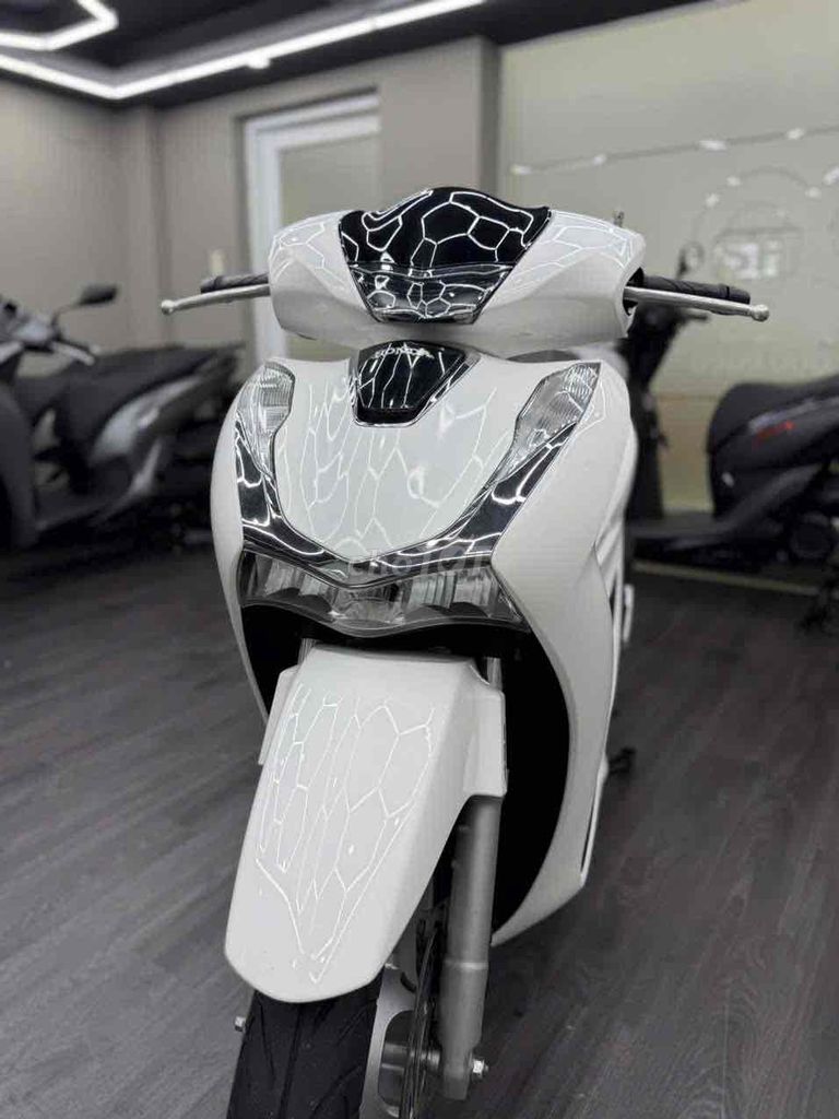 Honda SH 150 ABS 2021 бело-серо-черный, номера Хошимина, от собственника