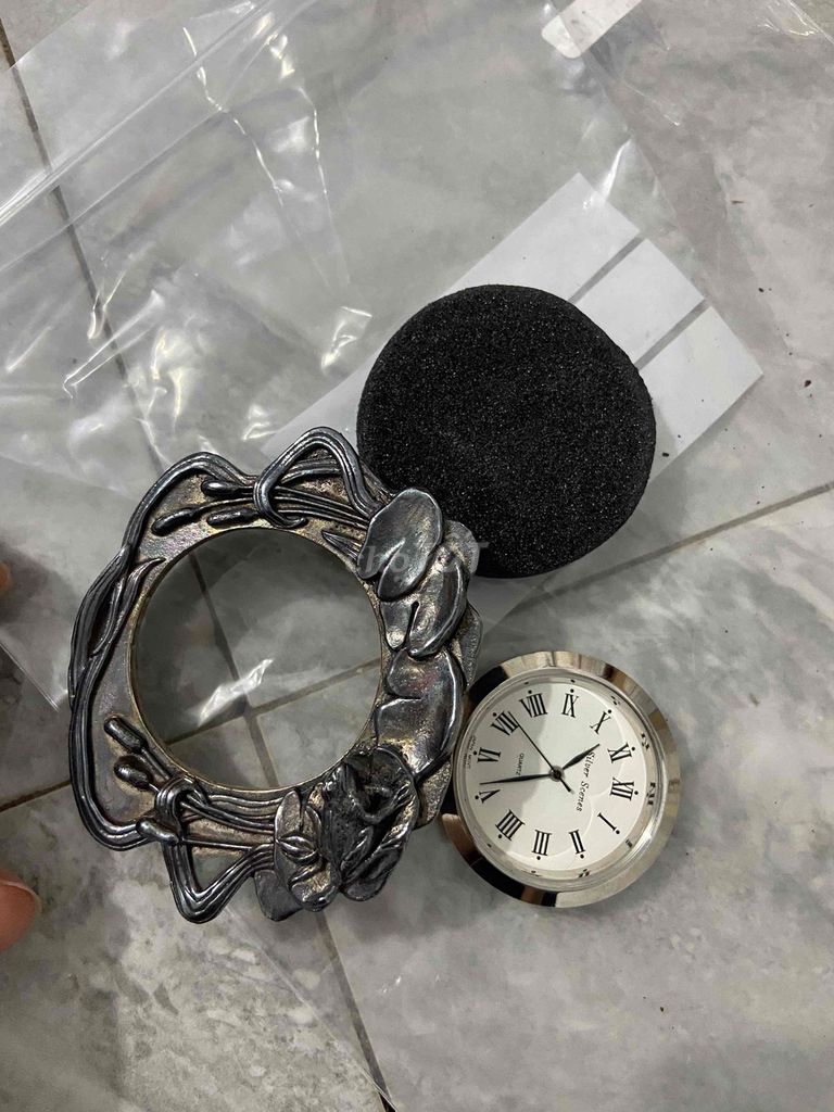 Đồng hồ để bàn Kim loại Bạc. Mua bán Nội thất, đồ gia dụng khác tại Thành phố Đồng Xoài Bình Phước được đăng bởi tuấn hình 1