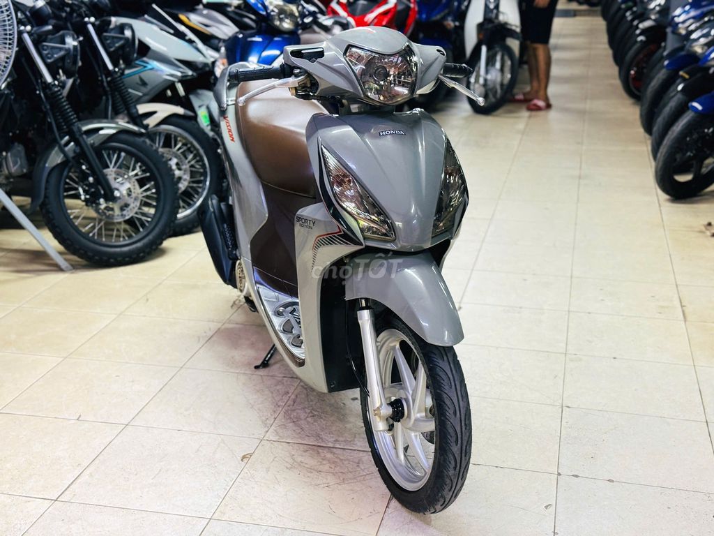 Honda Vision 110 серого цвета оригинал в отличном состоянии