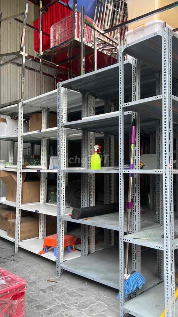 Kệ để đồ kim loại màu xám. Mua bán Tủ, kệ gia đình tại Huyện Cần Giuộc Long An được đăng bởi quốc Tuấn  hình 1