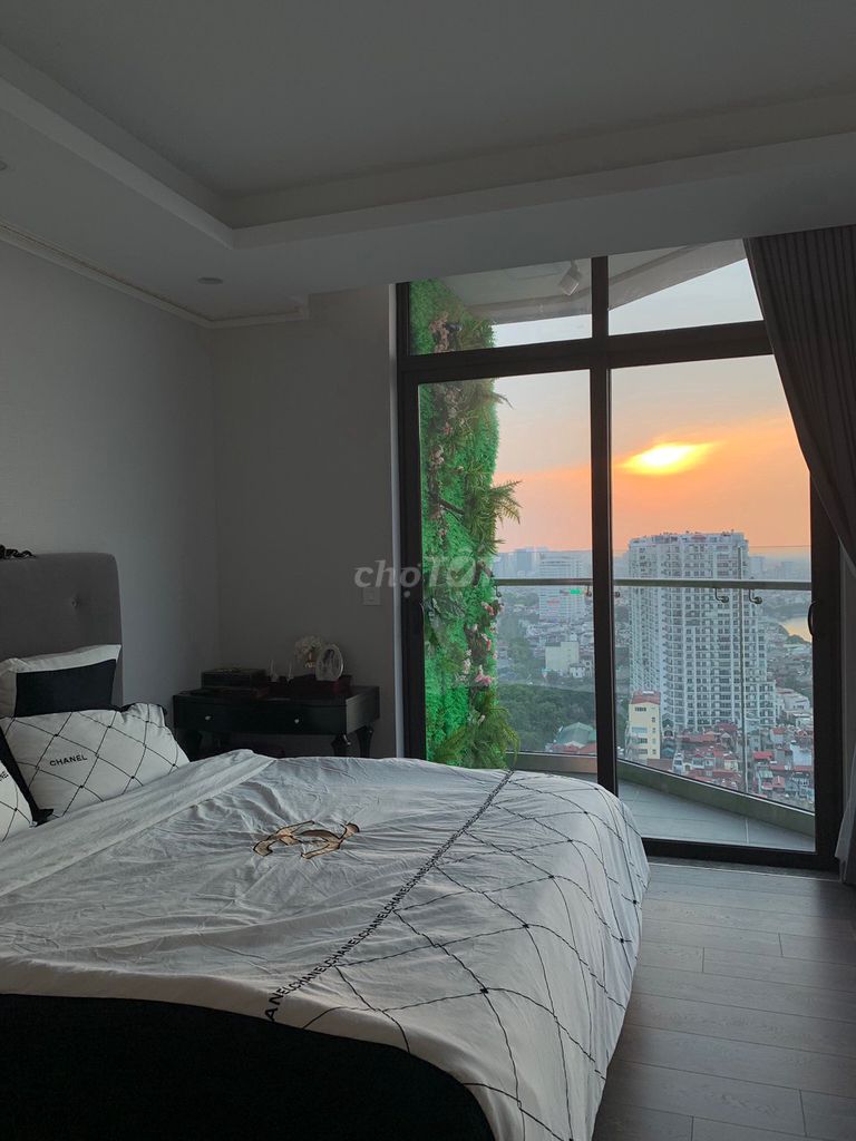 Cho thuê căn hộ 1PN view Hồ Tây - Sungrand City 69b Thụy Khuê