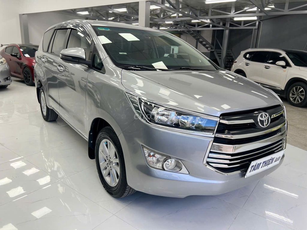 TOYOTA INNOVA 2.0E 2018 механика серебристая 7 мест