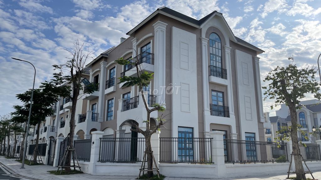 Cho thuê Biệt thự 3 tầng rộng lớn 581m2 tại Vinhomes quận 9.