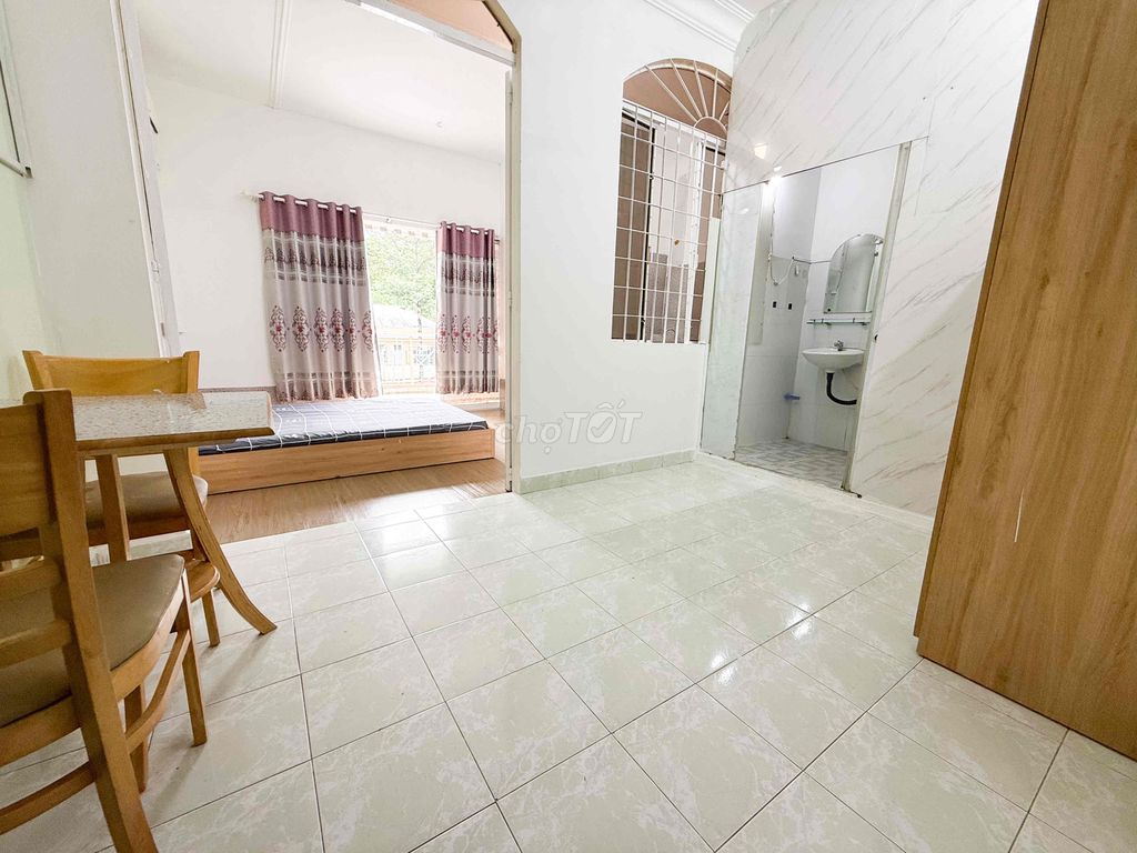 Phòng 45m Ban Công khu Hồng Hà Giáp Sân Bay. Ở liền giảm 500k