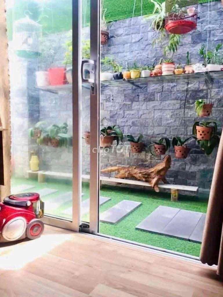 Nhà đẹp dạng villa 2 tầng mặt tiền gần trương chí cương