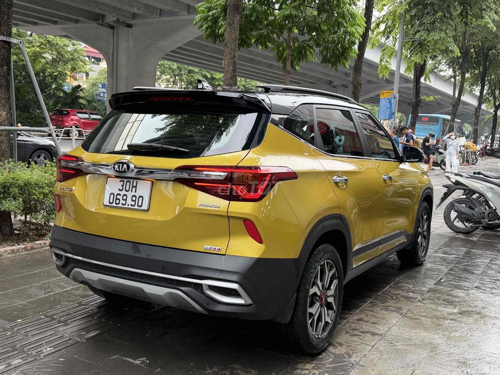KIA Seltos 1.4 Turbo Premium 2021 Желтый супер новый