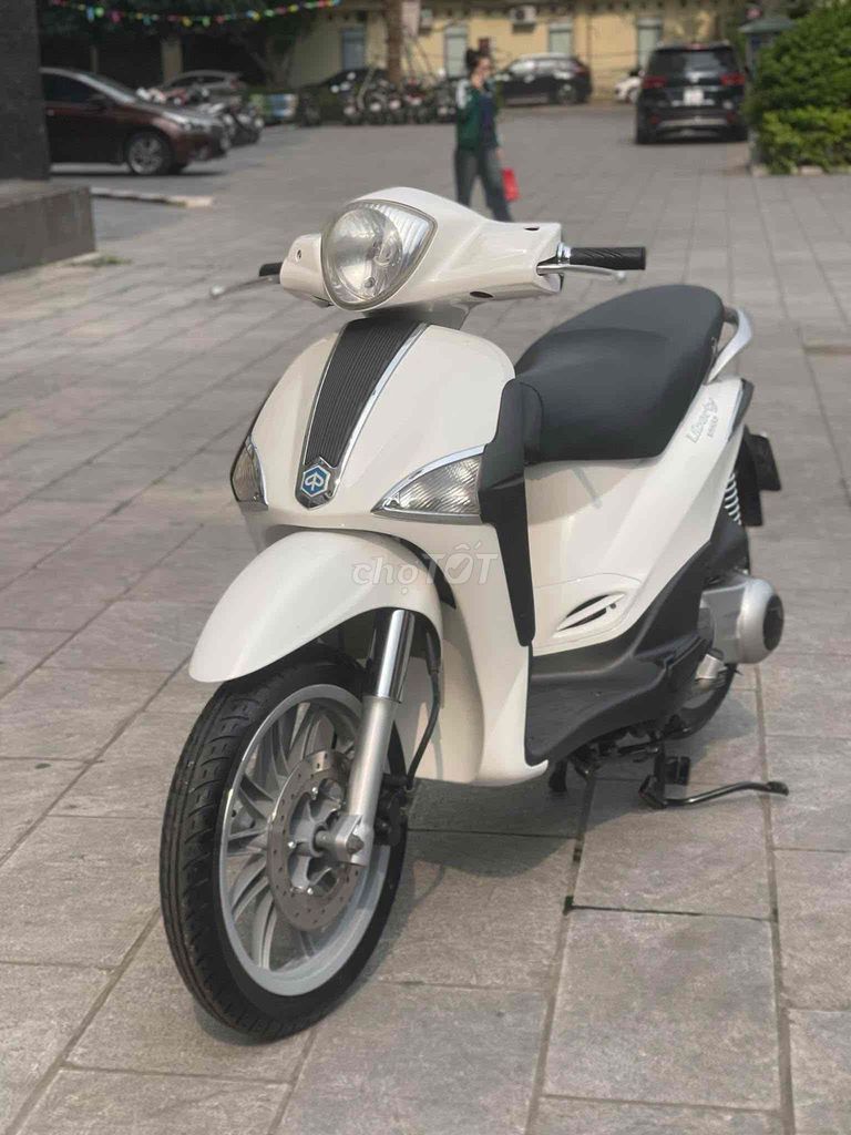 Hang đẹp Liberty 125ie 2012 màu trắng đẹp như mới. Mua bán Xe máy tại Quận Cầu Giấy Hà Nội được đăng bởi Anh Khoa hình 5
