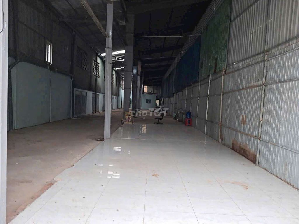 Cho thuê nhà xưởng ngang 8 m dài 50 m đường xe container thuận tiện