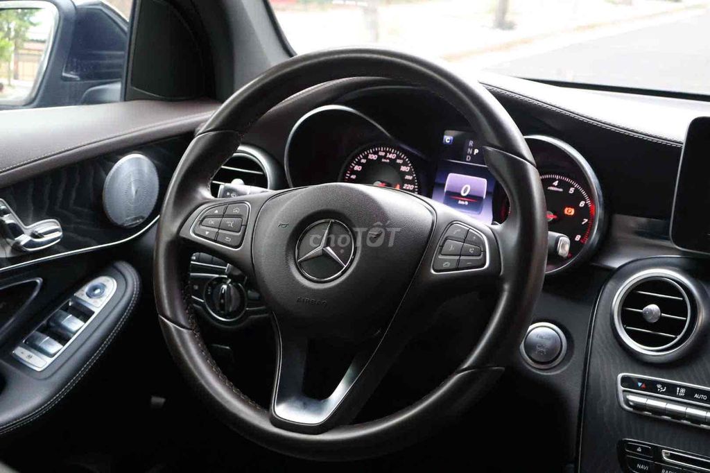 Mercedes Benz GLC 300 4matic model 2017 1 chủ. Mua bán Ô tô tại Quận 8 Tp Hồ Chí Minh được đăng bởi Khoa nguyễn hình 11
