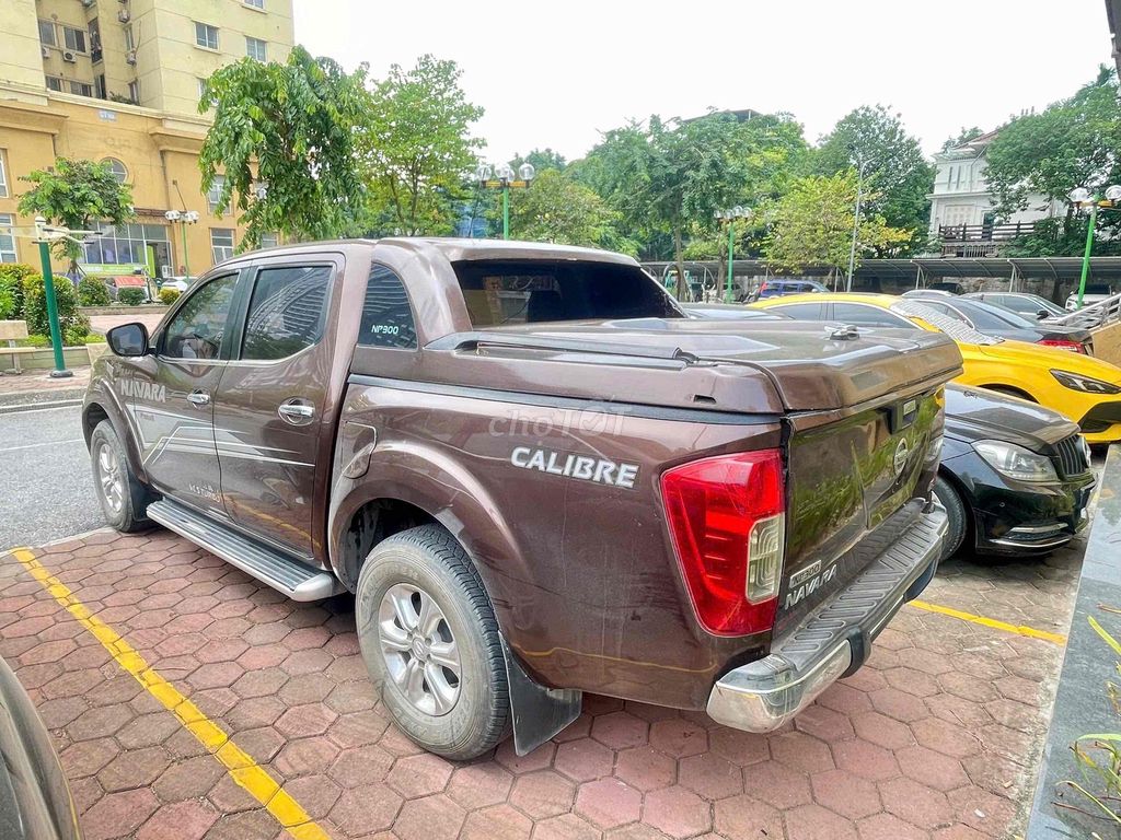 Nissan Navara коричневый 5 мест