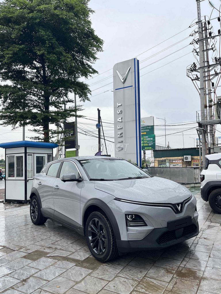 VinFast VF6 Plus 2026 Серый интерьер Коричневый мокко