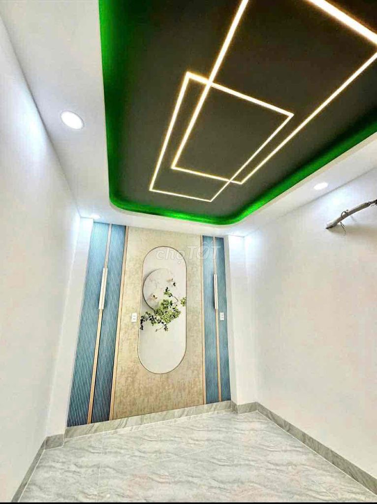 nhà còn trống 3 phòng full máy lạnh