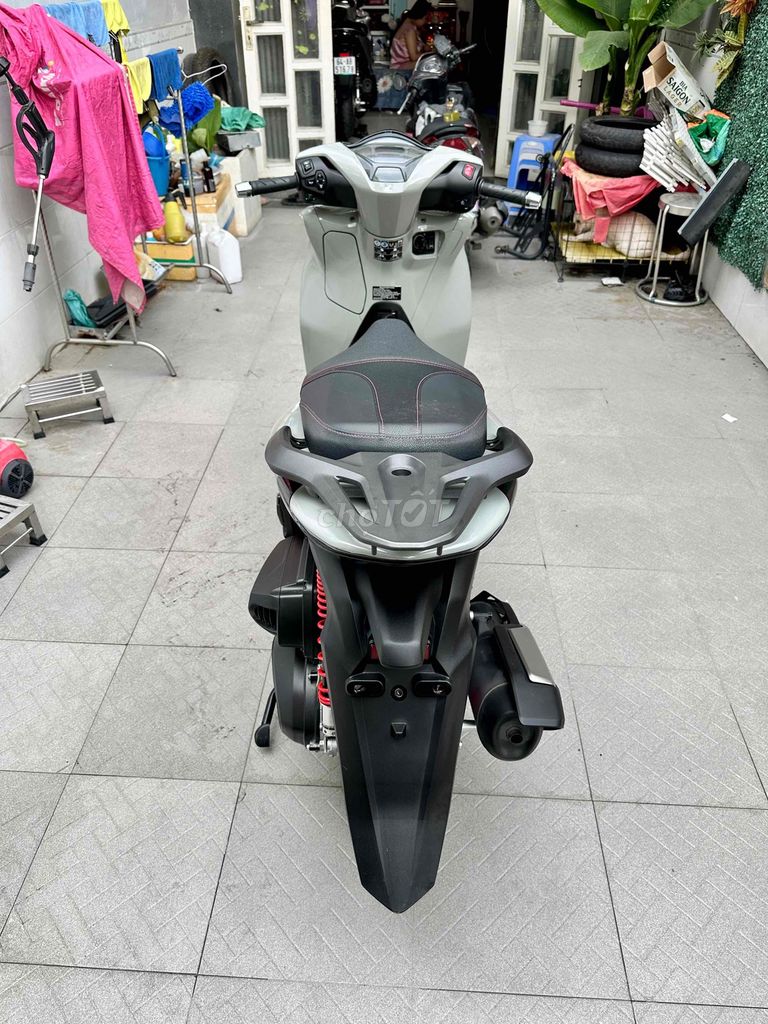 Honda SH350i 2025 с номерами Хошимина, Серый, одометр 7000 км, от собственника