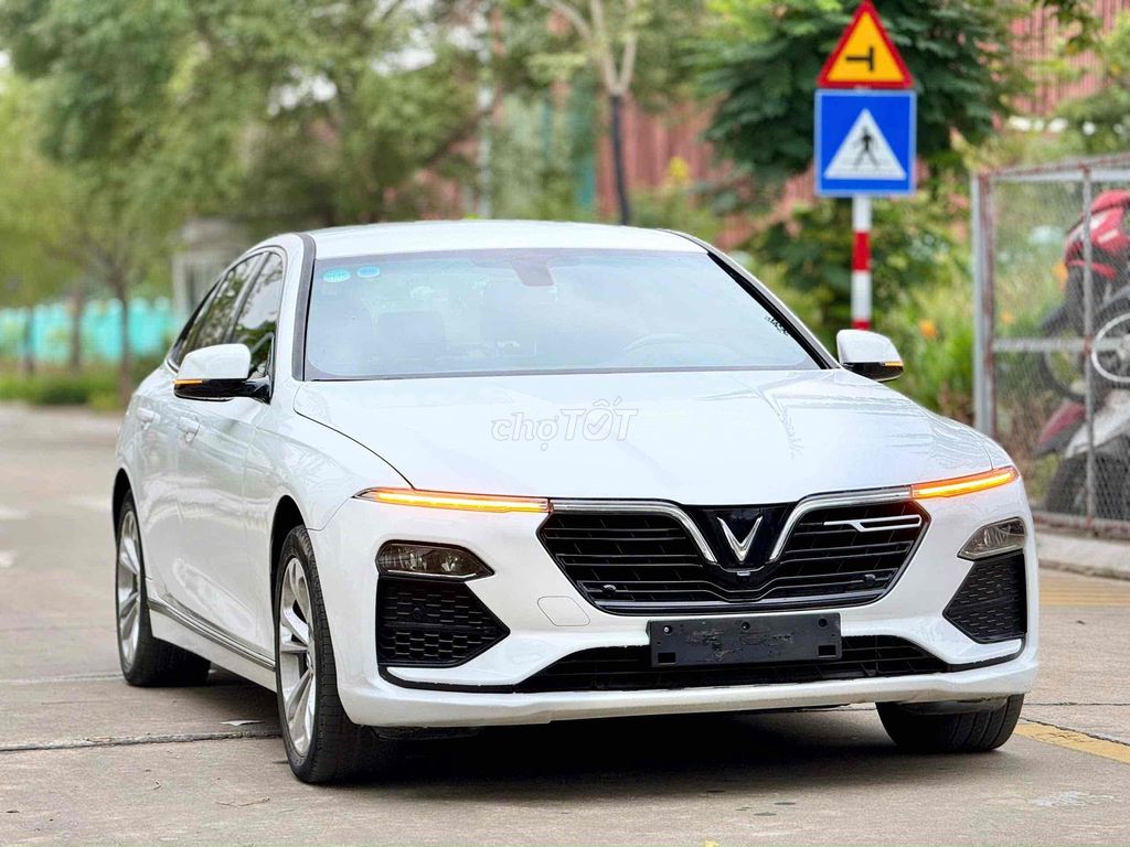 VinFast Lux A2.0 Base Trắng 2021 - 50000 km