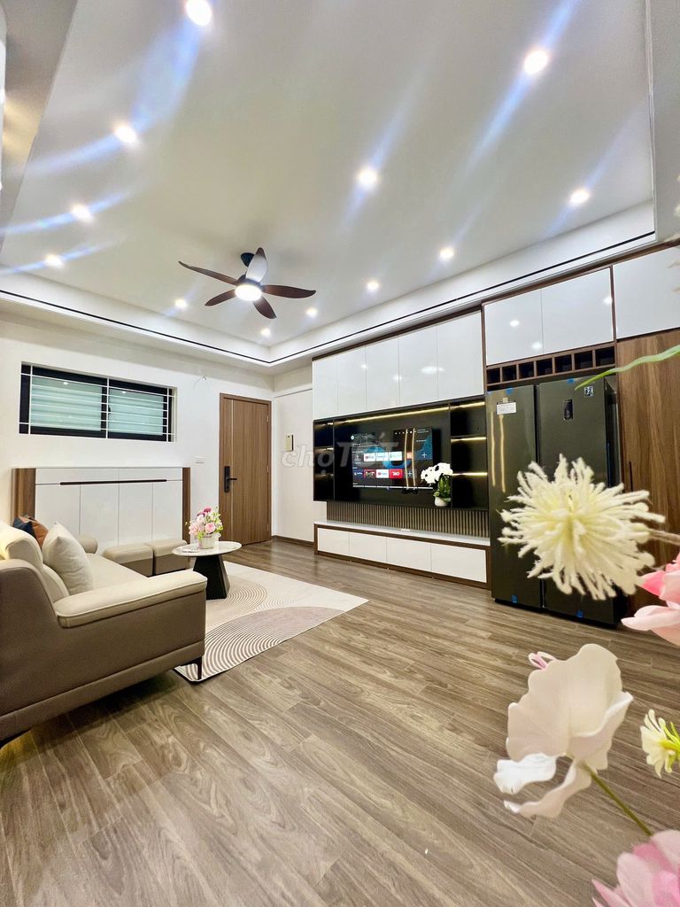 ПРОДАЕТСЯ КВАРТИРА НА ПЛОТИНЕ СЕВЕРНАЯ ЛИНЬ ПЛОЩАДЬЮ 2 КВ. М — 82 М², 3 СПАЛЬНИ, ВИД НА МУОНГ ТХАНЬ