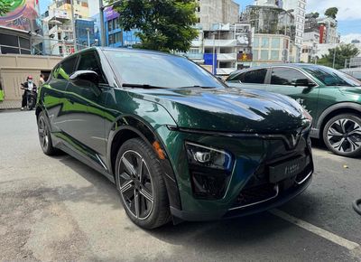 VinFast VF7 Plus 2025 Xanh rêu 14000 km