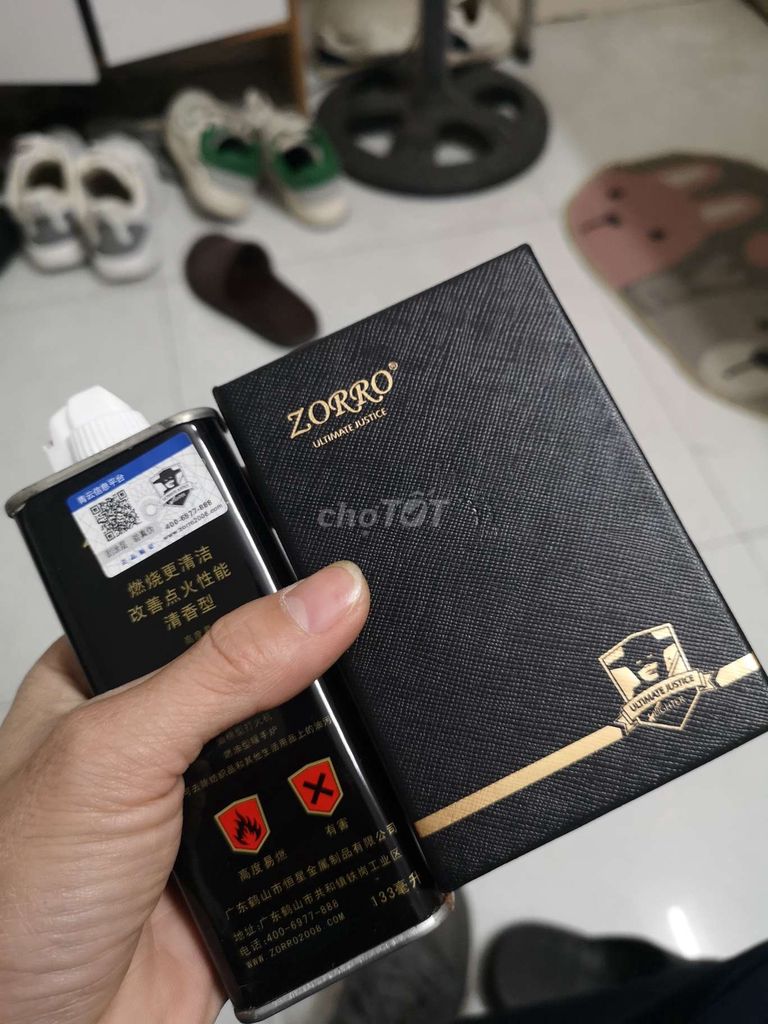 Zippo Zorro vỏ đồng khối, khắc cá sấu cực độc