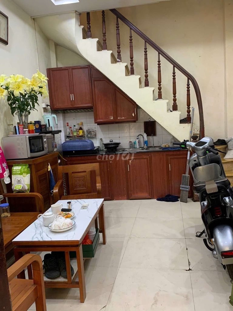 Владельцем выставленного на продажу дома является DUONG VAN BE MINH KHAI, продается красивая улица площадью 32 м2.