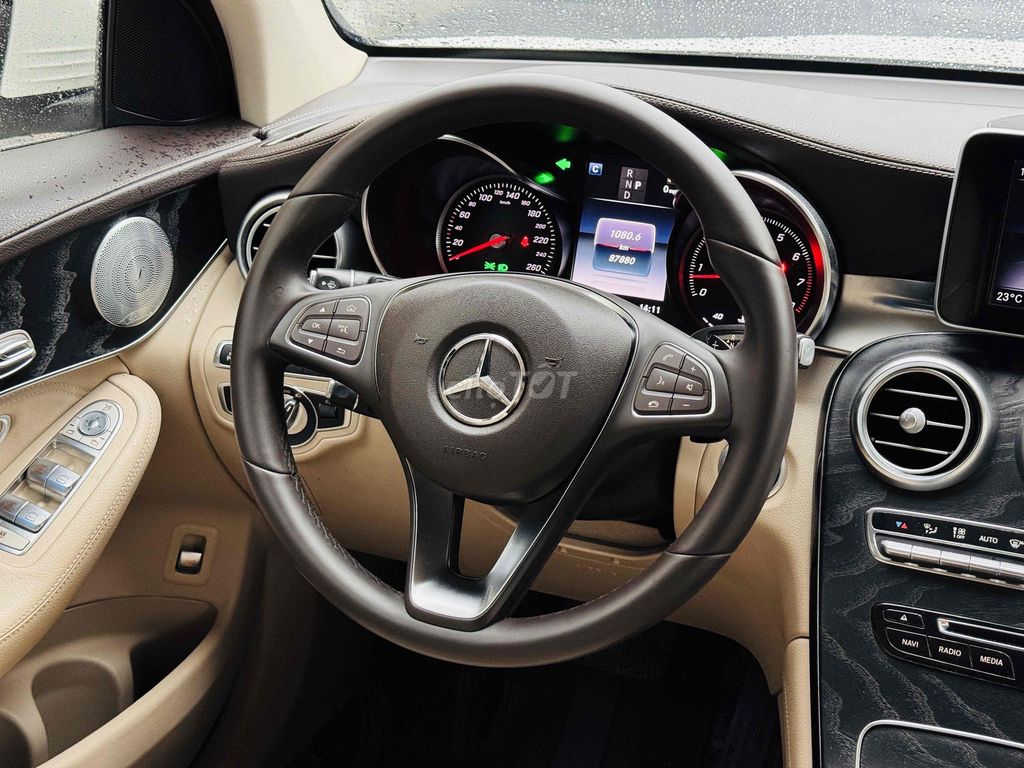 GLC300 4Matic Trắng Kem 8v7 Km (Bao Check). Mua bán Ô tô tại Quận Bình Tân Tp Hồ Chí Minh được đăng bởi Huỳnh Thiên Bảo hình 8